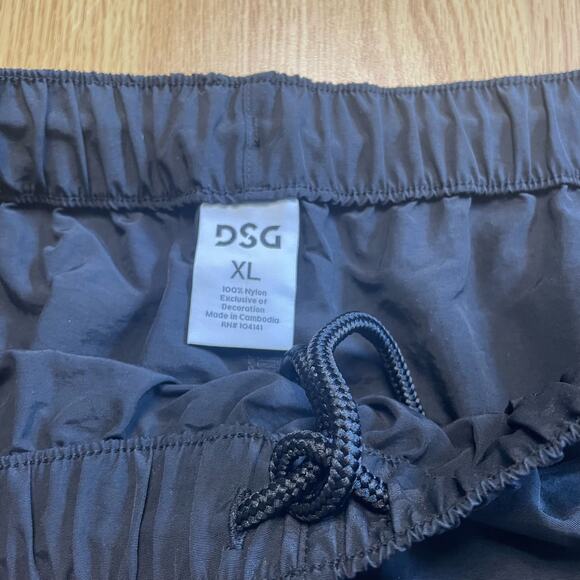 DSG Notched Woven Shorts, XL - Picture 7 of 8